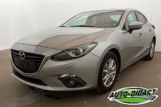 krockskadad bil auto Mazda 3 1.5 Benz 74 kw Sense Edition 2015/2
