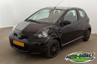 damaged passenger cars Toyota Aygo 1.0 12V Comfort Navigator 2011/9