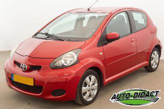 Schadeauto Toyota Aygo 1.0-12V Automaat Airco Aspiration Red Navigator 2011/2