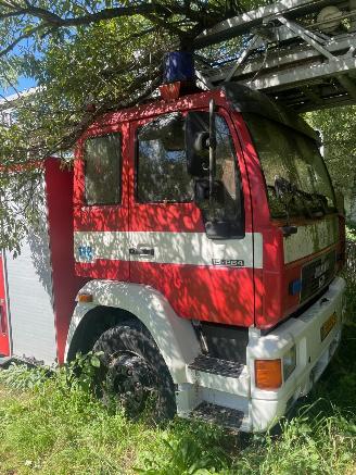 krockskadad bil vrachtwagen MAN  15 LL 2000/2