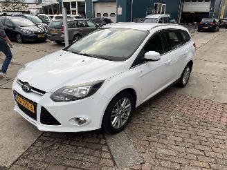 Vaurioauto  passenger cars Ford Focus 1.0 ecoboost 2013/9