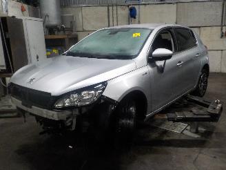 Auto da rottamare Peugeot 308 308 (L3/L8/LB/LH/LP) Hatchback 5-drs 1.2 12V e-THP PureTech 110 (EB2DT=
(HNZ)) [81kW]  (11-2013/06-2021) 2015/5