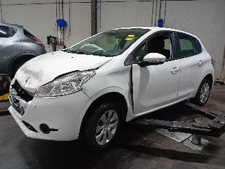 Salvage car Peugeot 208 208 I (CA/CC/CK/CL) Hatchback 1.2 Vti 12V PureTech 82 (EB2F(HMZ)) [60k=
W]  (03-2012/12-2019) 2014