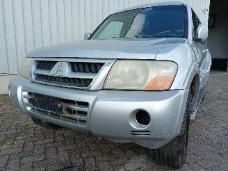 uszkodzony samochody osobowe Mitsubishi Pajero Pajero Canvas Top (V6/7) Terreinwagen 3.2 DI-D 16V (4M41) [118kW]  (10=
-2001/12-2006) 2005/4