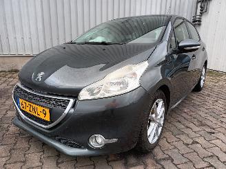 Damaged car Peugeot 208 208 I (CA/CC/CK/CL) Hatchback 1.2 Vti 12V PureTech 82 (EB2F(HMZ)) [60k=
W]  (03-2012/12-2019) 2013/1