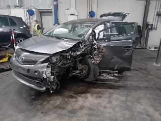 Coche siniestrado Toyota Prius Prius Plus (ZVW4) MPV 1.8 Hybrid 16V (2ZRFXE) [100kW]  (05-2011/...) 2013