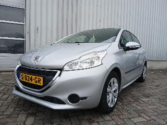 damaged passenger cars Peugeot 208 208 I (CA/CC/CK/CL) Hatchback 1.2 Vti 12V PureTech 82 (EB2F(HMZ)) [60k=
W]  (03-2012/12-2019) 2013/12