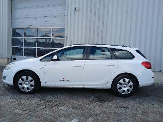 Opel Astra Astra J Sports Tourer (PD8/PE8/PF8) Combi 1.7 CDTi 16V (A17DTR(Euro 5)=
) [81kW]  (10-2010/10-2015) picture 4