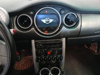 Mini Mini Mini Cooper S (R53) Hatchback 1.6 16V (W11-B16A) [120kW]  (03-2002/09-=
2006) picture 17