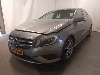 krockskadad bil auto Mercedes A-klasse A (W176) Hatchback 1.6 A-180 16V (M270.910) [90kW]  (09-2012/05-2018) 2013/7