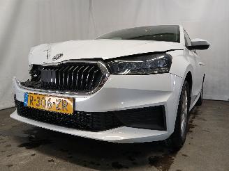 damaged passenger cars Skoda Fabia Fabia IV (PJ3) Hatchback 5-drs 1.0 TSI 12V (DLAC) [70kW]  (06-2021/...=) 2023/1