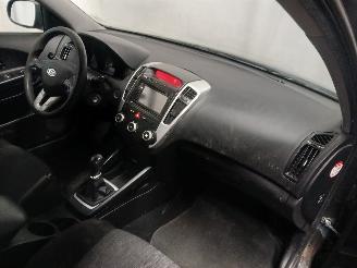 Kia Cee d Cee'd Sporty Wagon (EDF) Combi 1.4 16V (G4FA) [66kW]  (07-2009/12-2012=
) picture 8