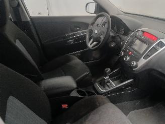 Kia Cee d Cee'd Sporty Wagon (EDF) Combi 1.4 16V (G4FA) [66kW]  (07-2009/12-2012=
) picture 9