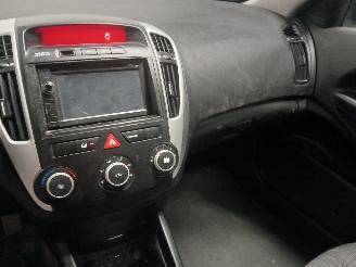 Kia Cee d Cee'd Sporty Wagon (EDF) Combi 1.4 16V (G4FA) [66kW]  (07-2009/12-2012=
) picture 16