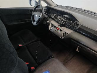 Honda Fr-v FR-V (BE) MPV 1.7 16V (D17A2) [92kW]  (02-2005/12-2006) picture 9