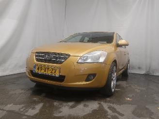 Voiture accidenté Kia Cee d Cee'd Sporty Wagon (EDF) Combi 1.6 16V (G4FC) [90kW]  (09-2007/12-2012=
) 2008/1