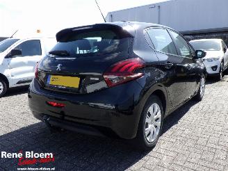Damaged car Peugeot 208 1.2 Puretech Bluelion Airco 5drs 2017/9