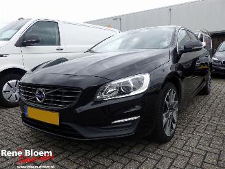 Damaged car Volvo V-60 2.0 D3 Polar+ Navi 150pk 2017/10