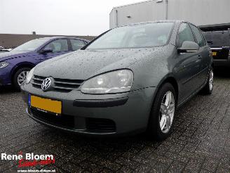 damaged passenger cars Volkswagen Golf 1.6 FSI Trendline 2004/4