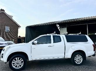 Vaurioauto  commercial vehicles Isuzu D-Max 1.9D 4WD aut 163pk Extended Cab X-Country pick Up - nap - navi - camera - pdc - led - lmv - nieuw model - rijdbaar - 4x4 aandrijving 2019/8