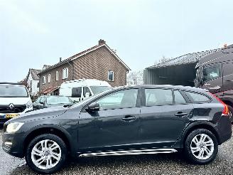 Coche accidentado Volvo V-60 Cross country 2.0 D3 150pk 6-bak Polar Pl - nap - navi - xenon - half leer + stoelverw - pdc - trekh 2017/8