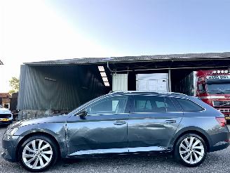 Unfallwagen Skoda Superb Gereserveerd 1.6 TDI 120pk dsg aut + f1 Style Bus - pano - nap - xenon - rest bpm 1300 - keyless - front + side + line assist - elektr klep 2017/4