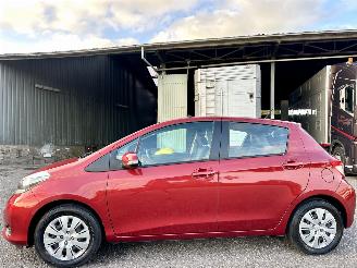 Coche accidentado Toyota Yaris 1.3 VVT-i 99pk automaat + f1 Aspiration 5drs - nap - camera - airco - cruise - trekh - 4x goede banden 2013/7
