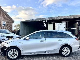 Coche accidentado Kia Ceed Sportswagon 1.0 T-GDi 99pk 6-bak - camera - stoel + stuurverw - front + line assist - clima + cruise - apple carplay 2021/5