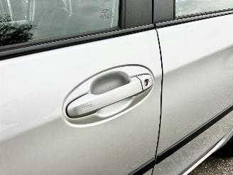 Toyota Yaris Gereserveerd 1.5 Hybrid 89pk automaat 5drs - nap - camera - clima - cruise - keyless entry + start - 2e eig - licht + regens picture 8
