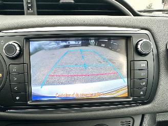 Toyota Yaris Gereserveerd 1.5 Hybrid 89pk automaat 5drs - nap - camera - clima - cruise - keyless entry + start - 2e eig - licht + regens picture 15