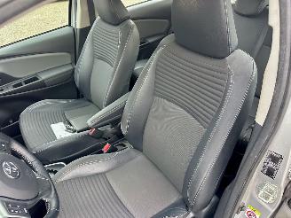 Toyota Yaris Gereserveerd 1.5 Hybrid 89pk automaat 5drs - nap - camera - clima - cruise - keyless entry + start - 2e eig - licht + regens picture 19