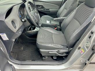 Toyota Yaris Gereserveerd 1.5 Hybrid 89pk automaat 5drs - nap - camera - clima - cruise - keyless entry + start - 2e eig - licht + regens picture 54