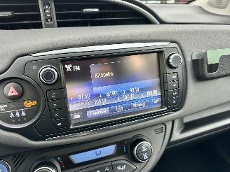 Toyota Yaris Gereserveerd 1.5 Hybrid 89pk automaat 5drs - nap - camera - clima - cruise - keyless entry + start - 2e eig - licht + regens picture 52