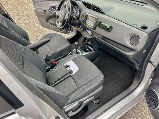 Toyota Yaris Gereserveerd 1.5 Hybrid 89pk automaat 5drs - nap - camera - clima - cruise - keyless entry + start - 2e eig - licht + regens picture 22