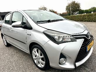 Toyota Yaris Gereserveerd 1.5 Hybrid 89pk automaat 5drs - nap - camera - clima - cruise - keyless entry + start - 2e eig - licht + regens picture 4