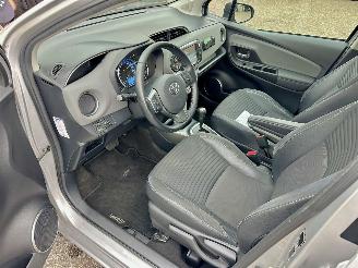 Toyota Yaris Gereserveerd 1.5 Hybrid 89pk automaat 5drs - nap - camera - clima - cruise - keyless entry + start - 2e eig - licht + regens picture 18