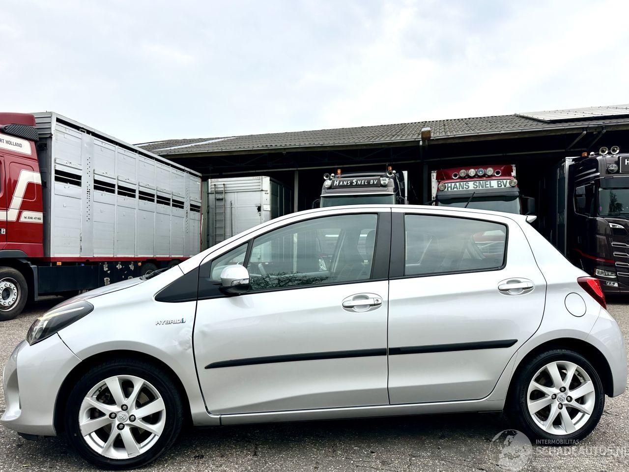 Toyota Yaris Gereserveerd 1.5 Hybrid 89pk automaat 5drs - nap - camera - clima - cruise - keyless entry + start - 2e eig - licht + regens
