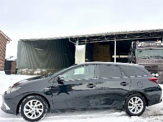 Schadeauto Toyota Auris Touring Sports 1.8 Hybrid 123pk aut Executive - pano - nap - 2017/6