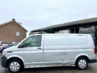 krockskadad bil bedrijf Volkswagen Transporter 2.0 TDI 110pk L2/H1 Highline 2022/11