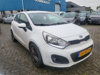 krockskadad bil auto Kia Rio 1.2 cvvt  Super pack 5 drs 2011/9