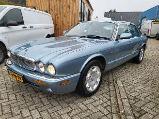 uszkodzony samochody osobowe Jaguar Xj-8 4.0  SOVEREIGN   N.A.P  rijdbaar  top jongtimer 2004/7