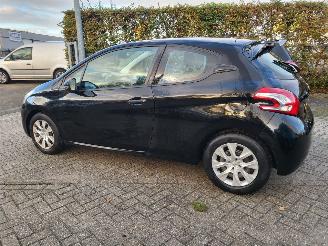Peugeot 208 1.0 VTi Access COOL  2E eigenaar motor loopt op 2 cil ,rijdt nog wel (ZIE 3E FOTO) picture 5