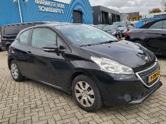 Unfallwagen Peugeot 208 1.0 VTi Access COOL  2E eigenaar motor loopt op 2 cil ,rijdt nog wel 2014/10