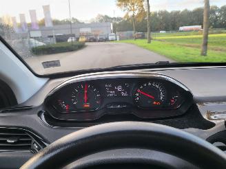 Peugeot 208 1.0 VTi Access COOL  2E eigenaar motor loopt op 2 cil ,rijdt nog wel (ZIE 3E FOTO) picture 3