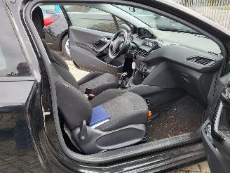 Schadeauto Peugeot 208 1.0 VTi Access COOL  2E eigenaar motor loopt op 2 cil ,rijdt nog wel 2014/10