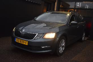krockskadad bil auto Skoda Octavia 1.6 Tdi Greentech Ambition Business 116Pk *Navi/Clima 2019/3