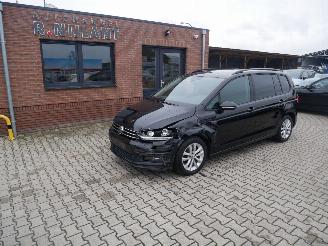 Damaged car Volkswagen Touran 2.0 TDI 7 PERSOONS ALCANTARA 2019/2