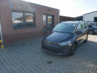 damaged passenger cars Volkswagen Touran HIGHLINE 7-PERSOONS DSG ALCANTARA 2022/12
