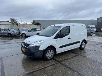 krockskadad bil bedrijf Peugeot Partner 120 1.6 Blue HDI 75 2016/6