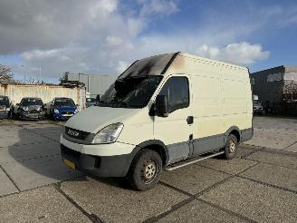 krockskadad bil bedrijf Iveco Daily 35S11V 300 H2 L 2011/1